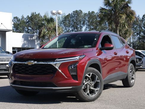 Used 2025 Chevrolet Trax LT image 1