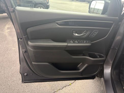 Used 2025 Honda Pilot EX-L image 11