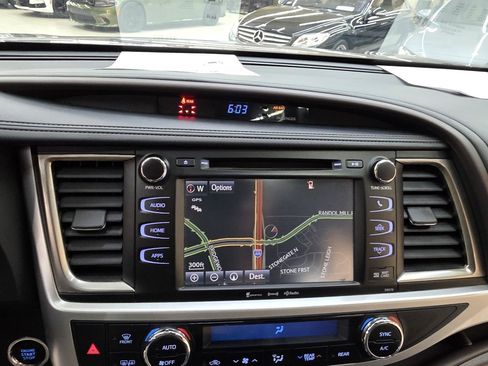 Used 2017 Toyota Highlander SE FWD image 34