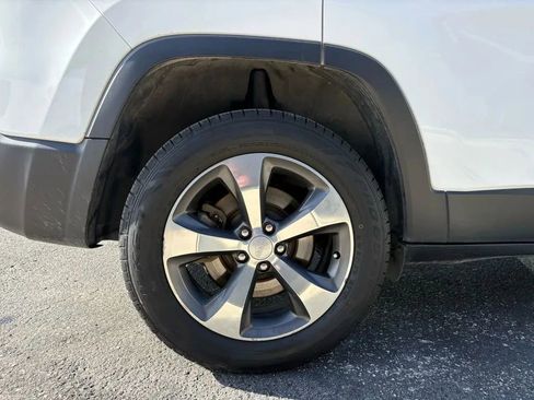Used 2019 Jeep Cherokee Limited AWD/4WD image 25