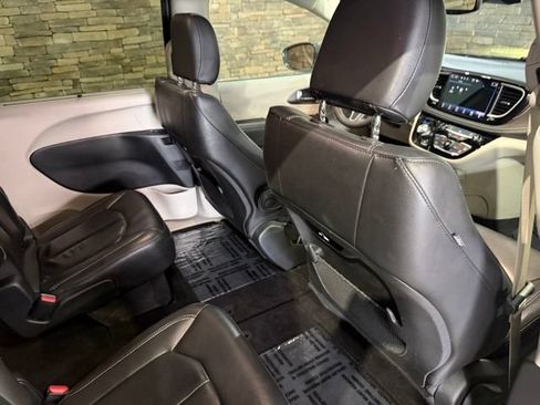 Used 2022 Chrysler Pacifica Touring-L AWD/4WD image 4