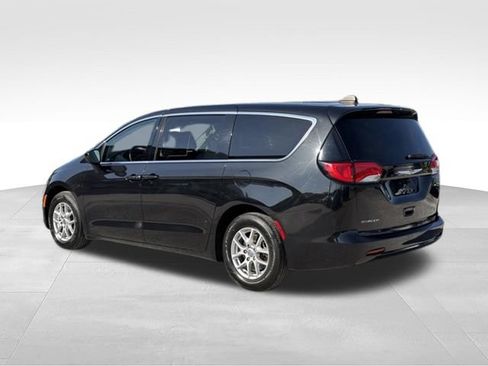 Used 2023 Chrysler Voyager LX FWD image 3