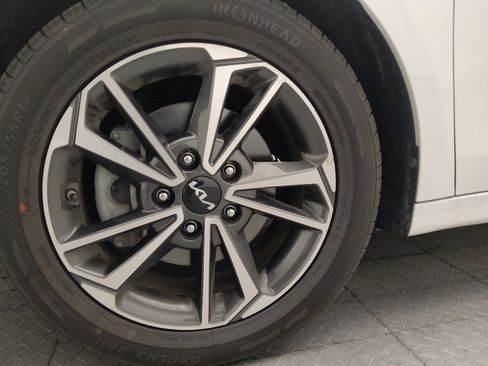 Used 2022 Kia Forte LXS FWD image 31
