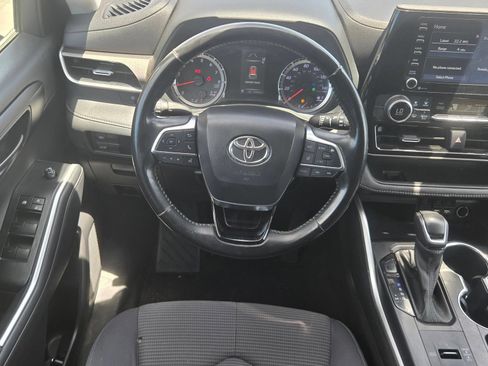 Used 2021 Toyota Highlander LE FWD image 10