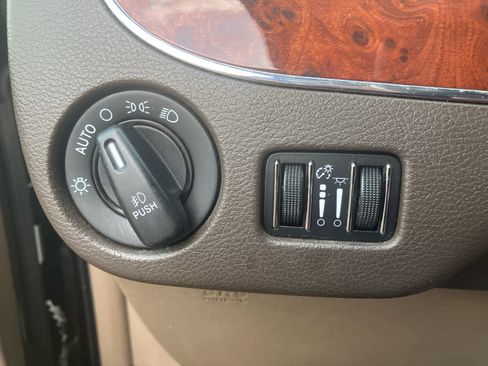 Used 2013 Chrysler Town & Country Touring FWD image 13