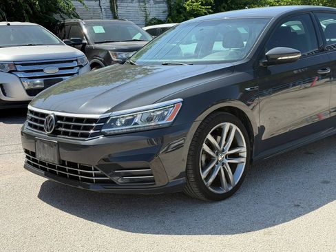 Used 2018 Volkswagen Passat 2.0T R-Line w/ R-Line Lighting Package FWD image 4