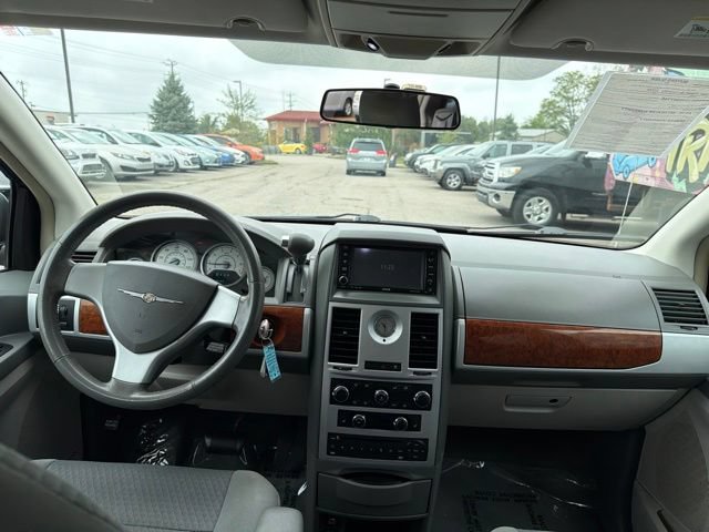 Used 2009 Chrysler Town & Country Touring w/ Entertainment Group #2 FWD image 7