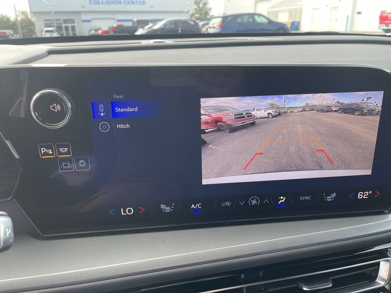 Used 2025 Chevrolet Traverse LT FWD image 15