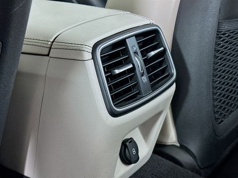 Used 2023 Genesis G70 2.0T image 26