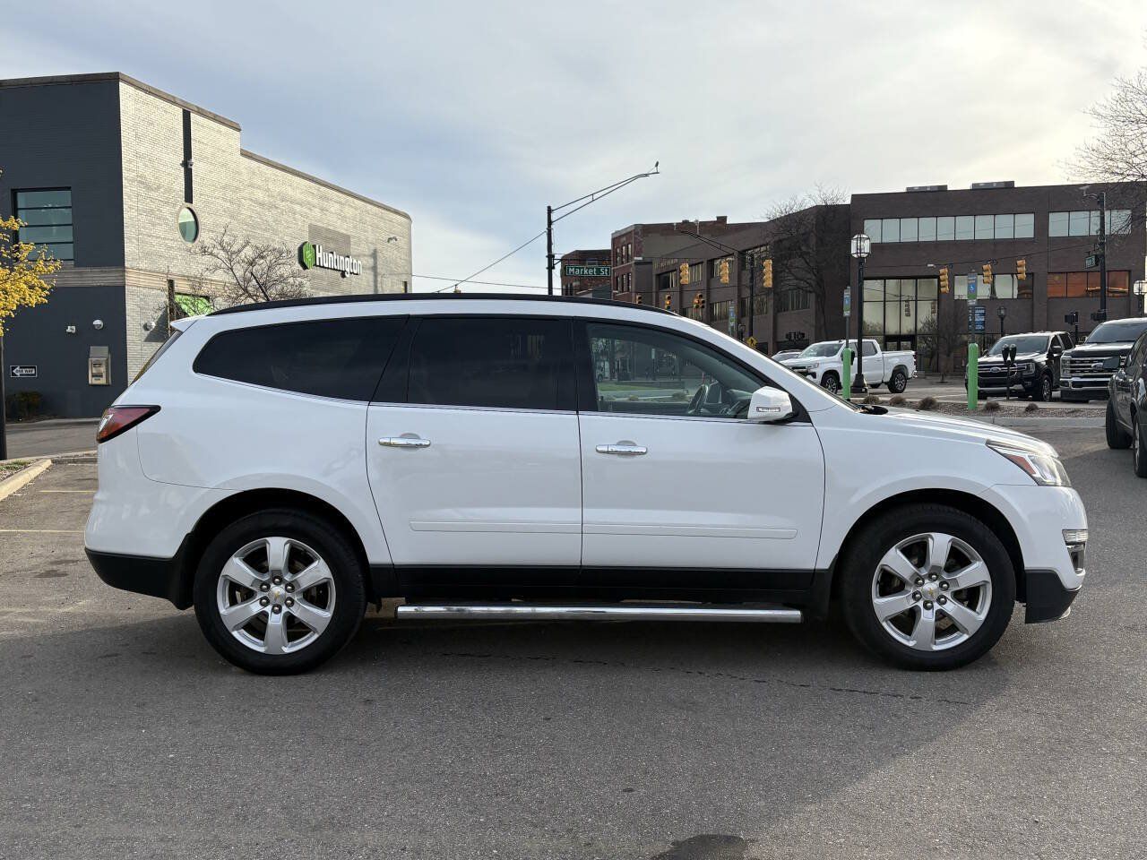 Used 2017 Chevrolet Traverse LT w/ Style and Technology Package FWD image 8