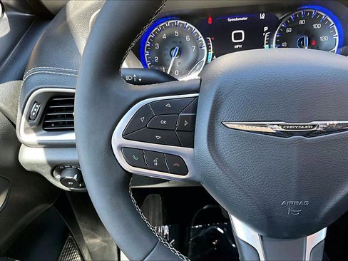 Used 2025 Chrysler Pacifica Select FWD image 19