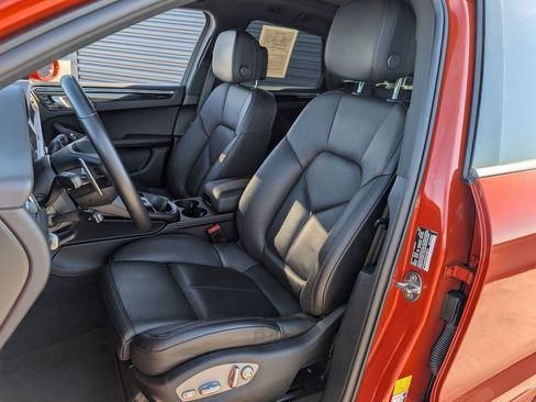 Certified 2024 Porsche Macan image 5
