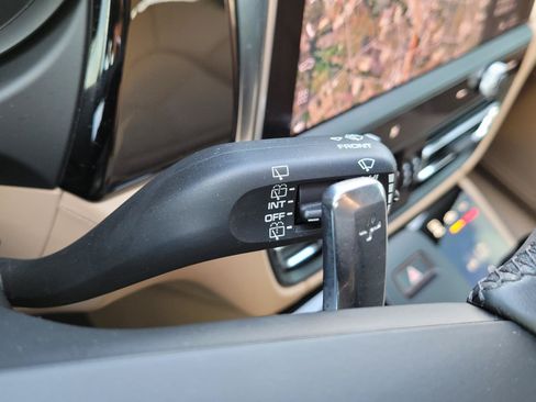 Used 2025 Porsche Macan AWD/4WD image 33