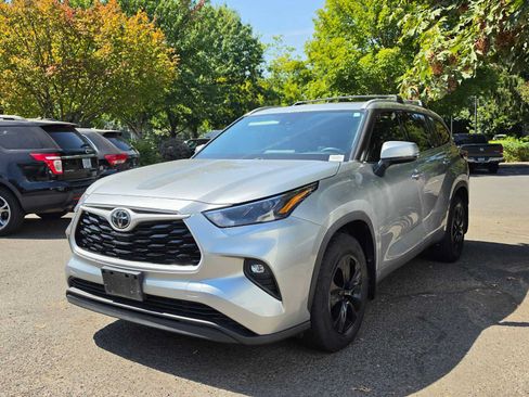 Used 2022 Toyota Highlander XLE AWD/4WD image 6