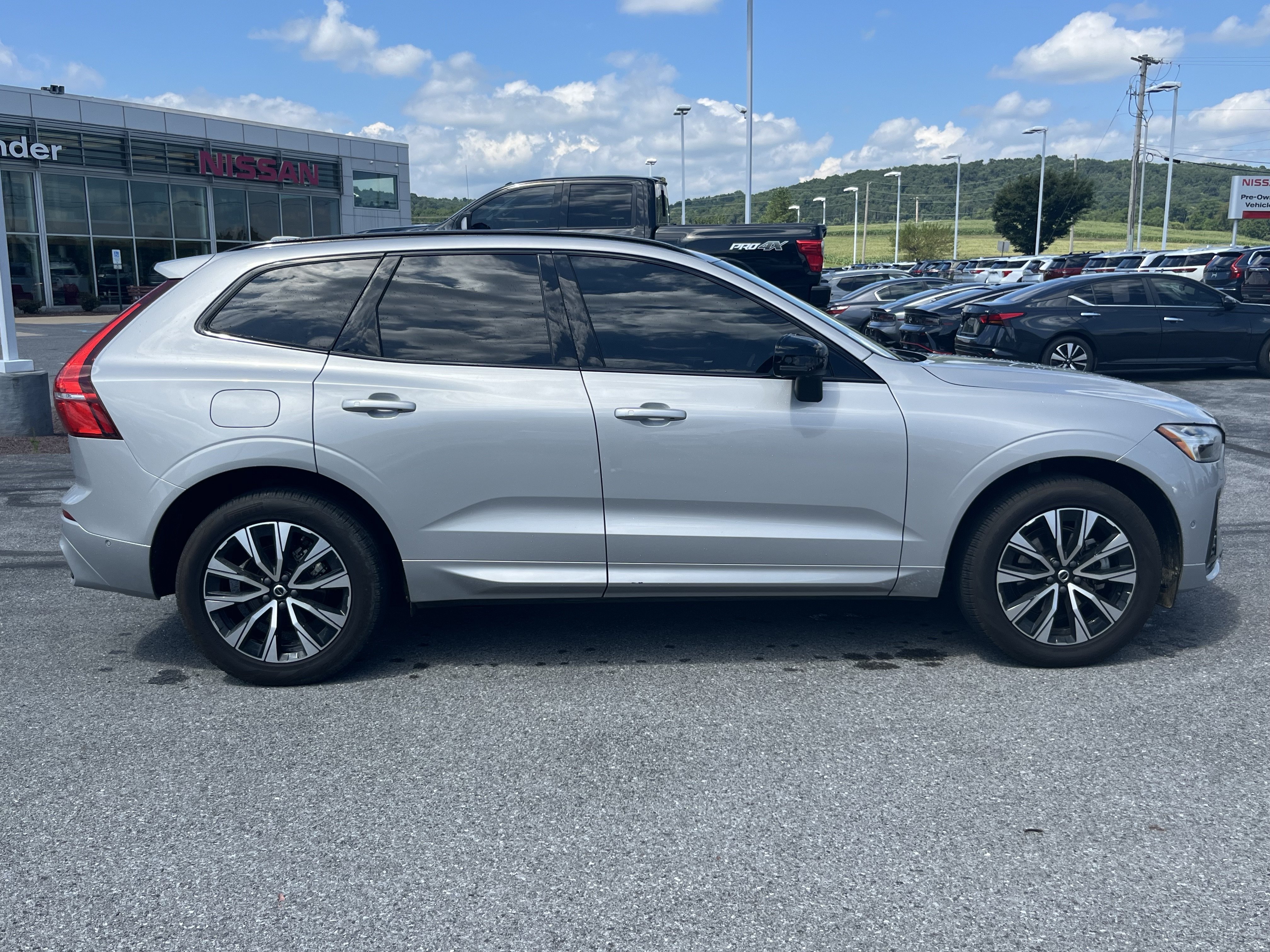 Used 2025 Volvo XC60 B5 Plus AWD/4WD image 3