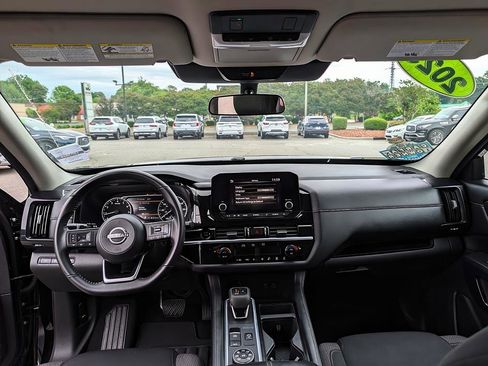Used 2025 Nissan Pathfinder SV AWD/4WD image 11
