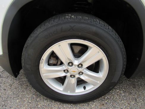 Used 2017 Chevrolet Trax LT w/ LT Convenience Package AWD/4WD image 12