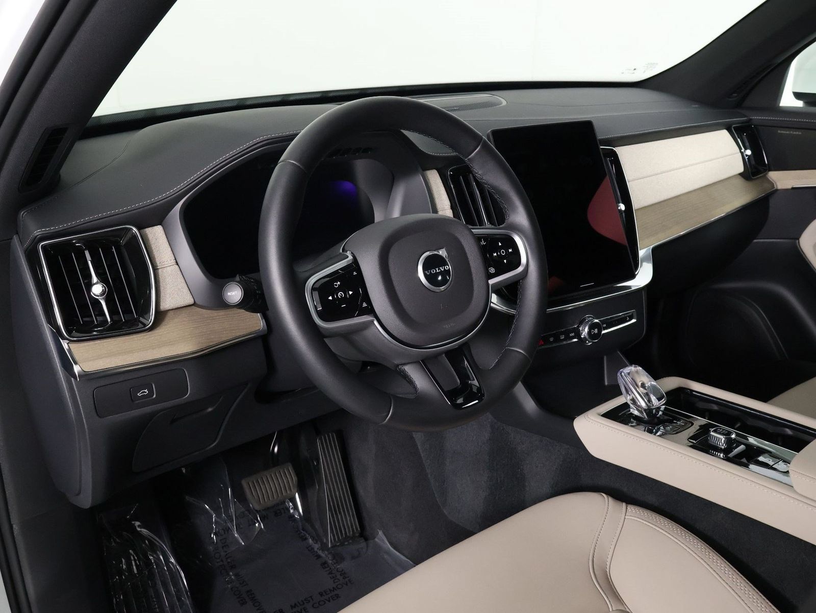 Certified 2026 Volvo XC90 B6 Plus w/ Protection Package AWD/4WD image 14