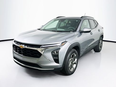 Used 2024 Chevrolet Trax LT FWD image 3