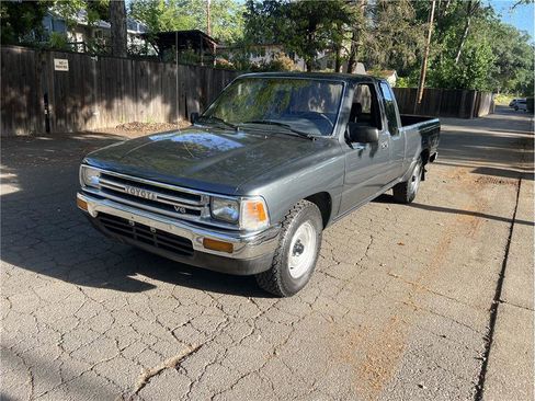 Used 1990 Toyota Pickup Deluxe RWD image 3