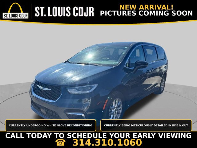 Used 2023 Chrysler Pacifica Touring-L FWD image 1