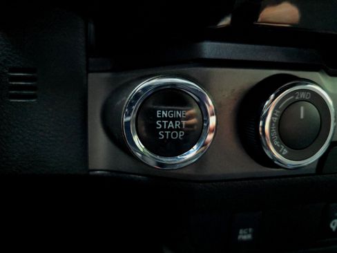 Used 2016 Toyota Tacoma TRD Sport w/ Towing Package image 97