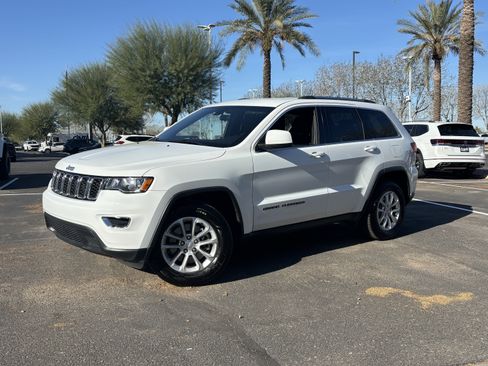 Used 2021 Jeep Grand Cherokee Laredo image 32