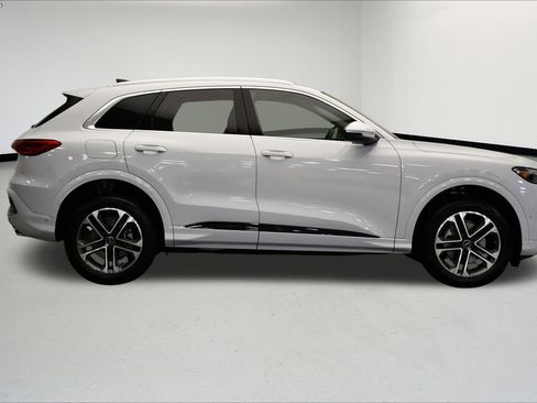 Used 2025 Audi Q5 Premium w/ Convenience Package image 6