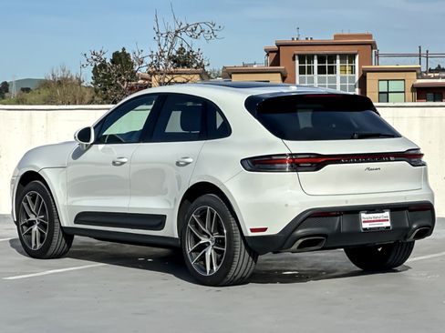 Certified 2024 Porsche Macan image 3