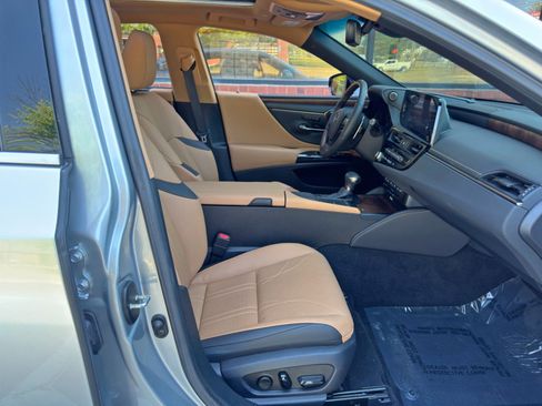 Used 2022 Lexus ES 350 Ultra Luxury w/ Accessory Package 2 image 16