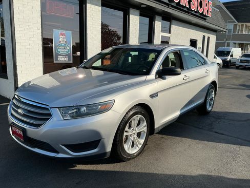Used 2017 Ford Taurus SE FWD image 2