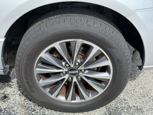 Used 2016 Lincoln Navigator Select RWD image 13