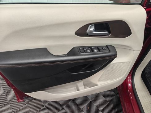 Used 2017 Chrysler Pacifica Touring-L FWD image 55