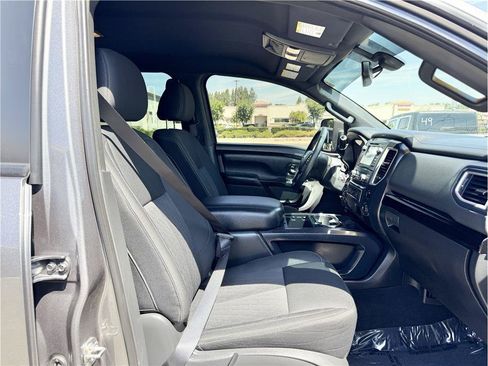 Used 2018 Nissan Titan SV w/ SV Convenience Package AWD/4WD image 11