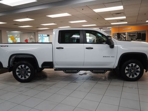 Used 2022 Chevrolet Silverado 2500 Custom w/ Custom Value Package AWD/4WD image 11