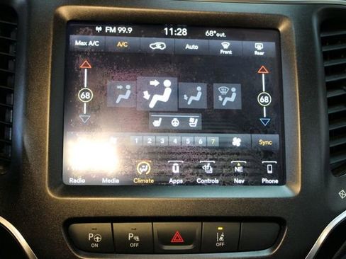 Used 2019 Jeep Cherokee Trailhawk AWD/4WD image 27