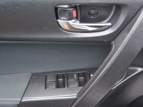 Used 2018 Toyota Corolla LE image 24