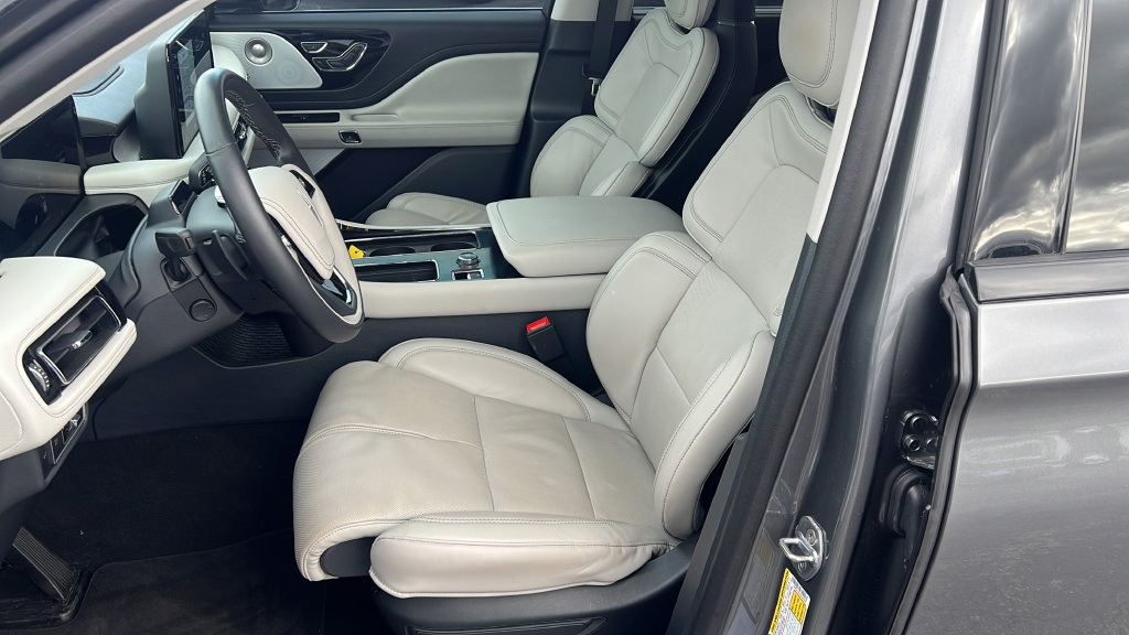 Used 2025 Lincoln Aviator Reserve w/ Luxury Package AWD/4WD image 4