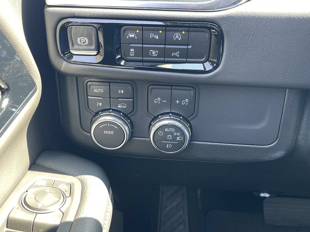 New 2026 GMC Yukon Denali w/ Sun & Power Step Package AWD/4WD image 18