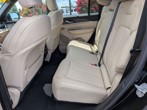 Used 2025 Jeep Grand Cherokee Limited w/ Luxury Tech Group II AWD/4WD image 19