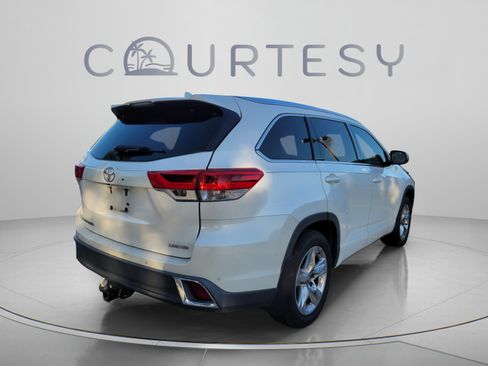 Used 2017 Toyota Highlander Limited FWD image 3