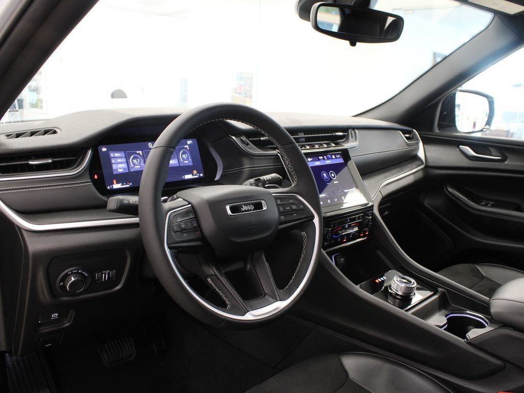 Used 2023 Jeep Grand Cherokee Altitude AWD/4WD image 14