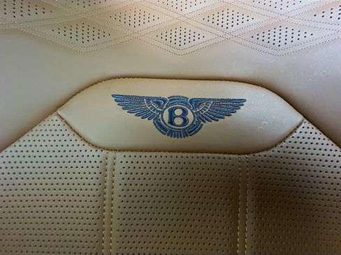 Used 2023 Bentley Bentayga Extended Wheelbase AWD/4WD image 42