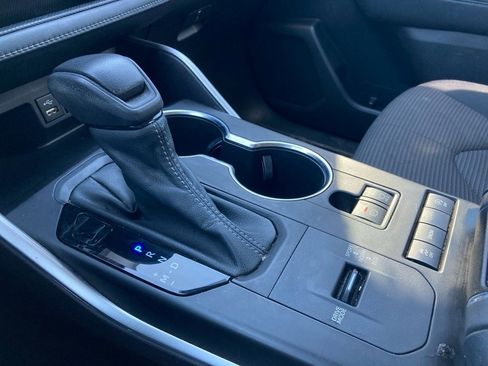 Certified 2022 Toyota Highlander L image 26