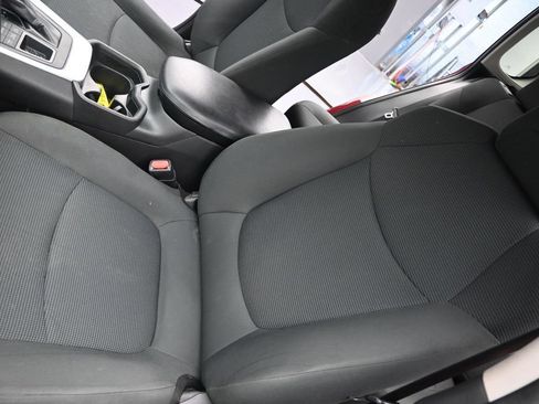 Used 2021 Toyota RAV4 LE AWD/4WD image 9