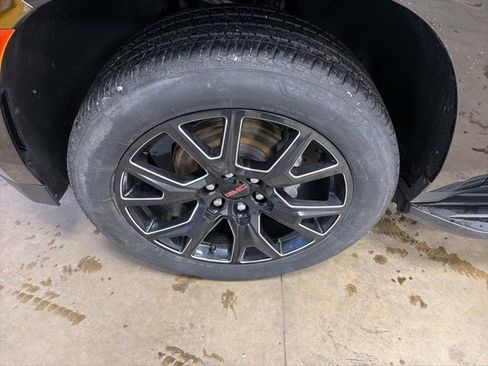 Used 2024 GMC Yukon SLT w/ SLT Luxury Package image 9