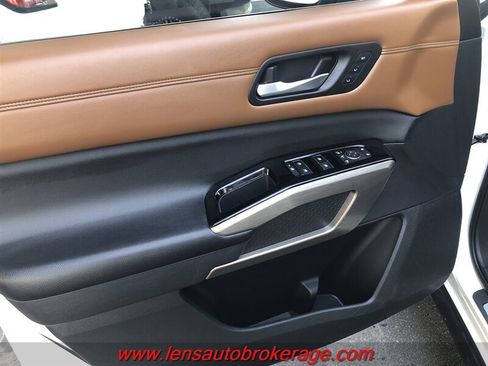 Used 2022 Nissan Pathfinder Platinum w/ Cargo Package FWD image 8
