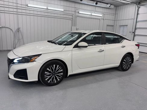 Used 2024 Nissan Altima 2.5 SV w/ SV Premium Package AWD/4WD image 13