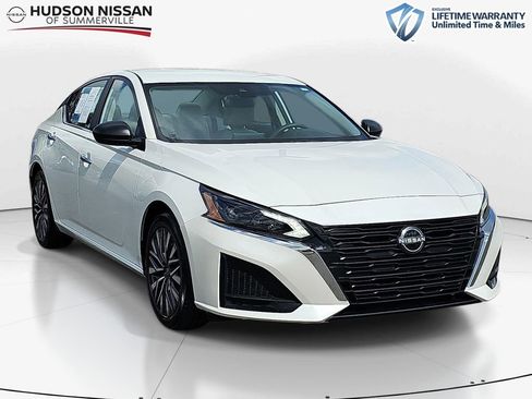 Used 2025 Nissan Altima 2.5 SV image 1