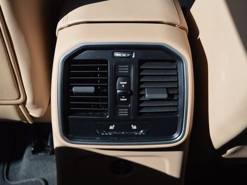 Used 2025 Porsche Macan image 36